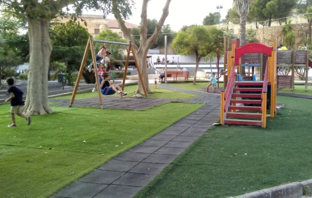 Rifatto il look al parco giochi di Raddusa, l'unico in città, per la gioia di tanti bambini